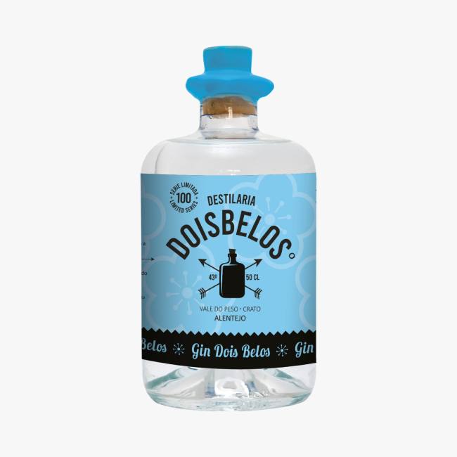 Gin Dois Belos - Destilaria Dois Belos Garrafa de gin Dois Belos com rótulo azul e preto e tampa azul