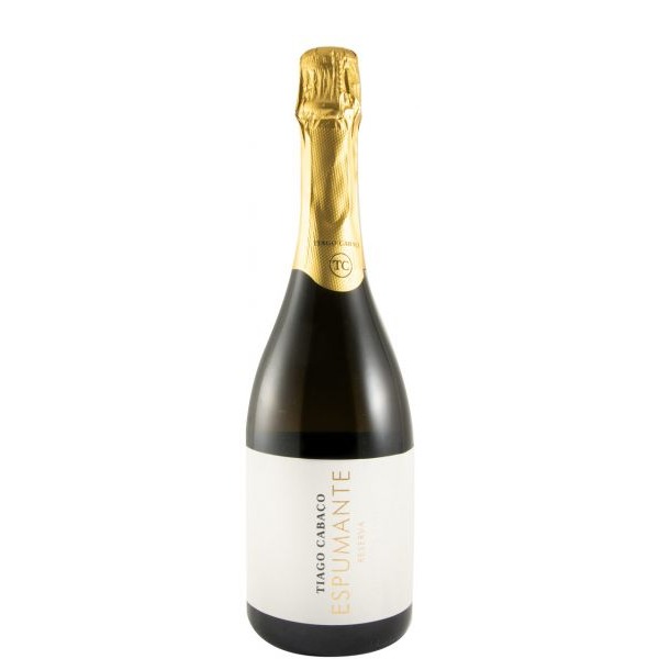 Espumante Tiago Cabaço Reserva Bruto 2022 Garrafa de espumante Tiago Cabaço com rótulo branco e folhas douradas no gargalo.