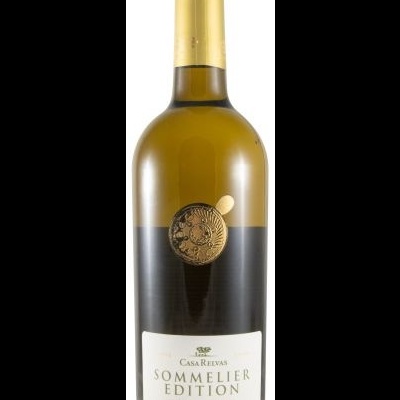 Garrafa de vinho branco Casa Revas Sommelier Edition com rótulo branco e tampa dourada