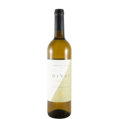Garrafa de vinho branco com rótulo branco e bege e texto visível