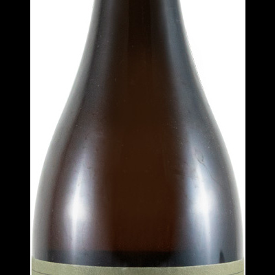 Garrafa de vinho branco com rótulo verde e texto dourado e preto