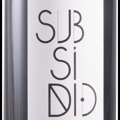 Garrafa de vinho com rótulo branco e texto preto e dourado
