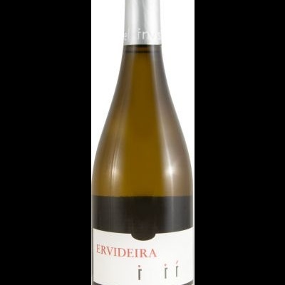 Garrafa de vinho branco com rótulo branco e texto ERVEDIEIRA