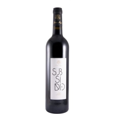 Garrafa de vinho tinto com rótulo branco e texto em preto