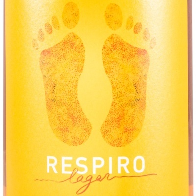 Etiqueta amarela com pegadas laranja e texto RESPIRO lagar em garrafa