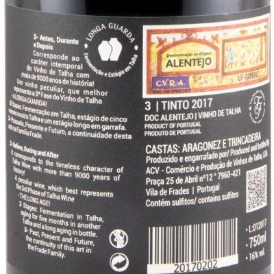 Rótulo de vinho tinto Alentejo 2017 com informações de castas, volume e produção.