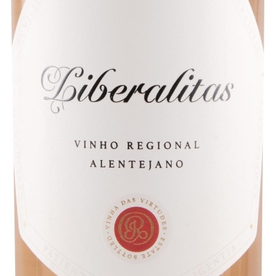 Garrafa de vinho rosé Liberalitas com rótulo branco e texto preto