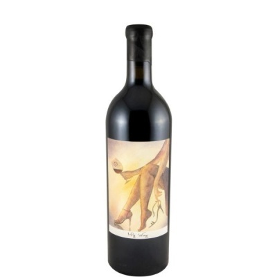 Garrafa de vinho tinto com rótulo ilustrado de pernas femininas e taça de vinho