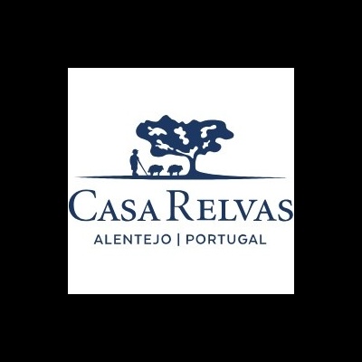 Logotipo azul de Casa Relvas com árvore, pessoa e ovelhas