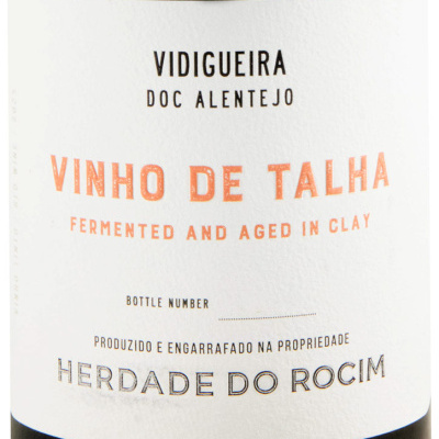 Rótulo de vinho branco com texto em preto e laranja em fundo branco