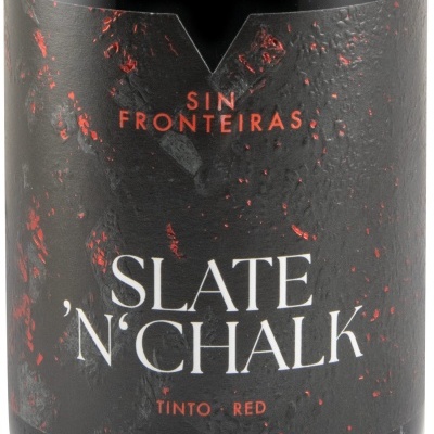 Rótulo preto com manchas vermelhas e texto SLATE N CHALK TINTO RED.