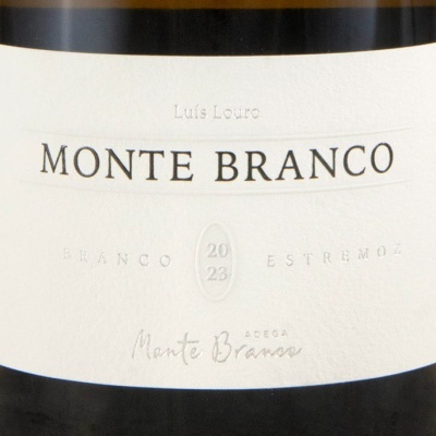 Rótulo vinho branco Monte Branco 2023 com texto preto e relevo branco