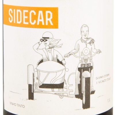 Etiqueta com desenho de motocicleta com sidecar e texto SIDECAR em laranja.