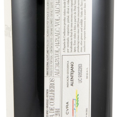 Garrafa de vinho tinto português com rótulo branco e texto em preto, código de barras e gráfico colorido