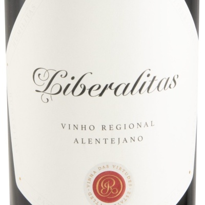 Rótulo de vinho branco com texto Liberalitas e selo redondo vermelho e dourado.