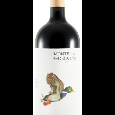 Garrafa de vinho Monte da Peceguina 2017 com desenho de pato e rótulo branco