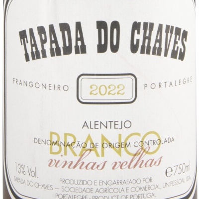 Rótulo de vinho branco Tapada do Chaves 2022 com detalhes em preto e dourado