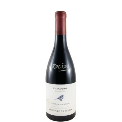 Garrafa de vinho tinto com rótulo branco e texto Rocim
