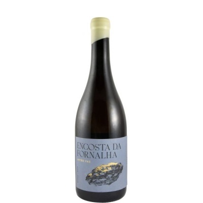 Garrafa de vinho com rótulo azul claro e imagem de rocha