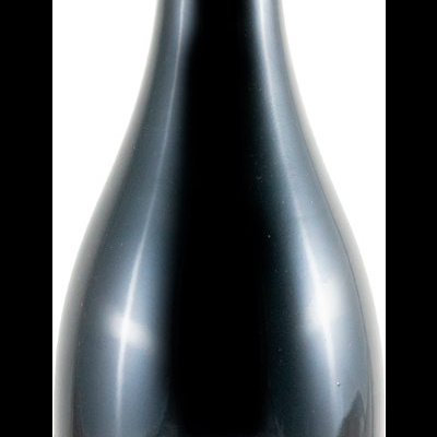 Garrafa de vinho Monte dos Perdigões com rótulo laranja e tampa dourada