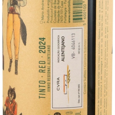 Etiqueta de vinho tinto com ilustrações de lobos vestidos e texto detalhado.
