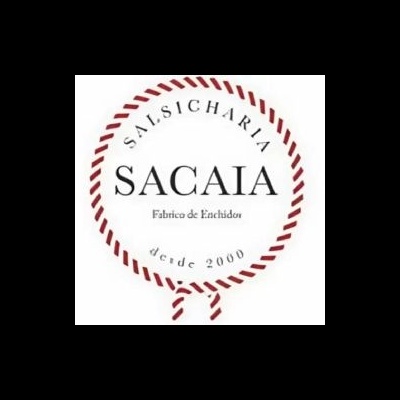 Logotipo circular da Sacaia com texto sobre fabrico de enchidos