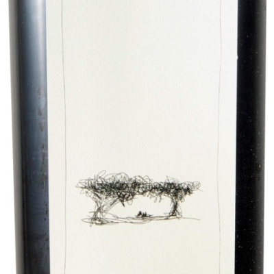 Garrafa de vinho com rótulo branco com texto ESCULTOR e desenho de árvores