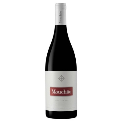 Garrafa de vinho tinto Mouchão com rótulo branco e vermelho