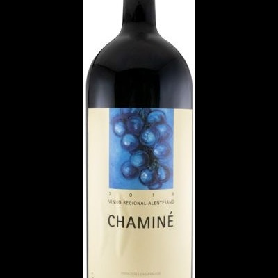 Garrafão de vinho tinto com rótulo branco e imagem de uvas azuis