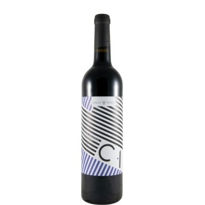 Garrafa de vinho com rótulo listrado azul e preto