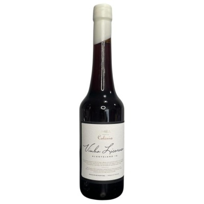 Garrafa de vinho tinto com rótulo branco e texto em letras cursivas
