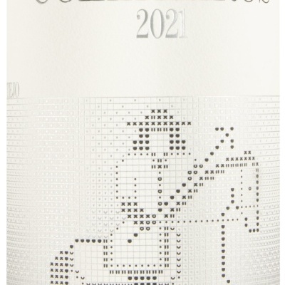 Etiqueta de vinho TAPADA DE COELHEIROS 2021 com desenho pixelizado de cavalo e cavaleiro