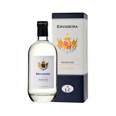 Garrafa de bebida com etiqueta branca e brasão colorido com texto ERVIDEIRA MEDRONHO e embalagem retangular branca e azul com brasão