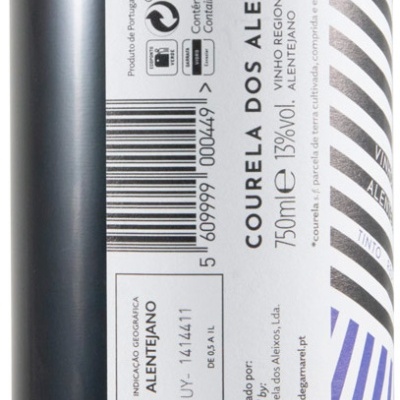 Garrafa de vinho com rótulo branco e detalhes em azul e preto, texto com informações do produto e código de barras
