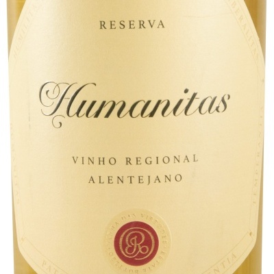 Rótulo de vinho branco com texto Humanitas Reserva Vinho Regional Alentejano em fundo bege com selo vermelho circular