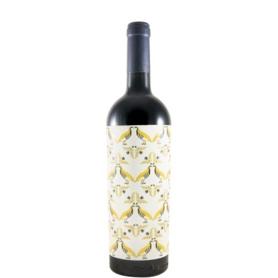 Garrafa de vinho tinto com rótulo decorativo de aves em amarelo e cinza