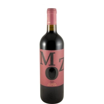 Garrafa de vinho tinto com rótulo rosa e letras pretas grandes