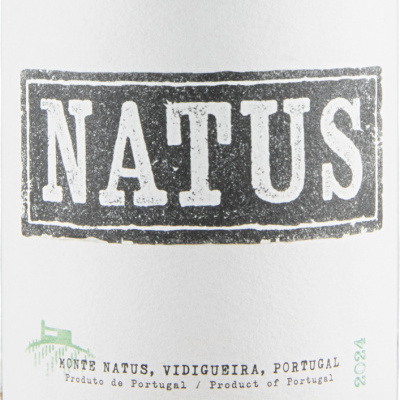 Etiqueta de vinho NATUS com texto em preto e branco e ano 2024
