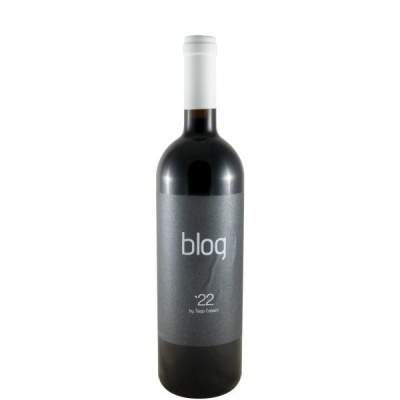 Garrafa de vinho tinto com rótulo cinzento escuro e cápsula branca