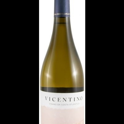 Garrafa de vinho branco Vicentino com rótulo branco e cápsula preta
