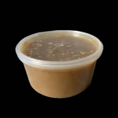 Recipiente plástico com pasta castanha