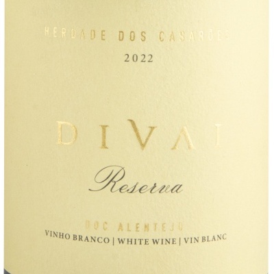 Etiqueta de vinho branco com texto HERDADE DOS CASARÕES 2022 DIVAI Reserva DOC ALENTEJO