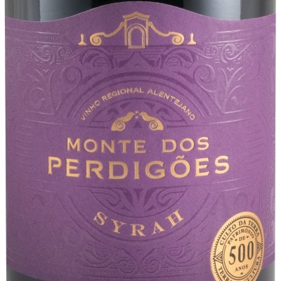 Etiqueta de vinho roxa com texto dourado e selo amarelo