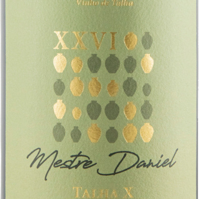 Etiqueta de vinho branco Mestre Daniel Talha X com ânforas e texto em verde e dourado