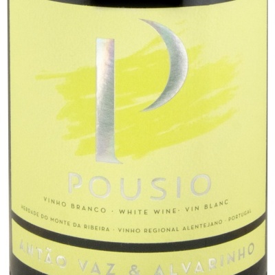 Rótulo de vinho branco Pousio com texto prata sobre fundo amarelo