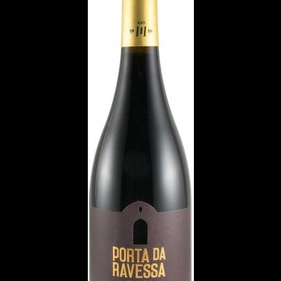 Garrafa de vinho Porta da Ravessa Reserva com rótulo castanho e texto amarelo