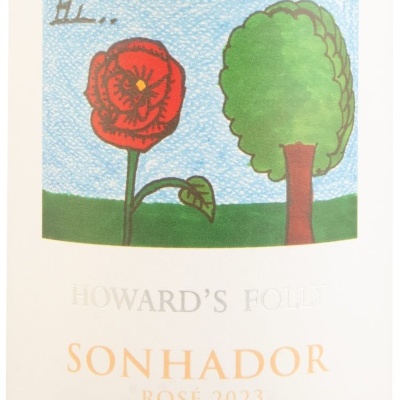 Etiqueta de vinho rosé com desenho de flor e árvore e texto Howards Folly Sonhador Rosé 2023