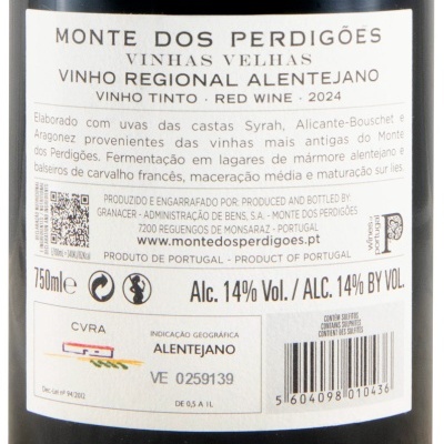 Etiqueta de vinho Monte dos Perdigões com texto e código de barras.
