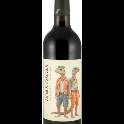 Garrafa de vinho tinto com rótulo ilustrado e texto DUAS OSGAS Alentejo 2020.