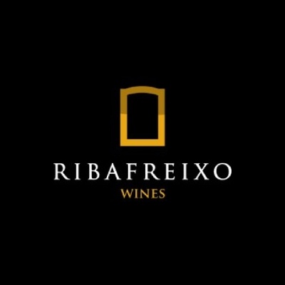 Logótipo RIBAFREIXO WINES com símbolo dourado em fundo preto